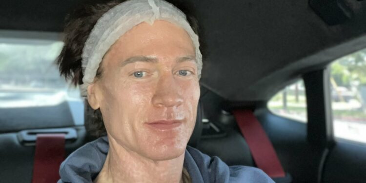 ملياردير أمريكي يتبادل”بلازما الدم” مع ابنه وأبيه السبعيني