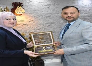 السوداني يمنح صيدلانية درع الابداع