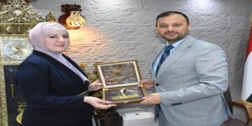 السوداني يمنح صيدلانية درع الابداع