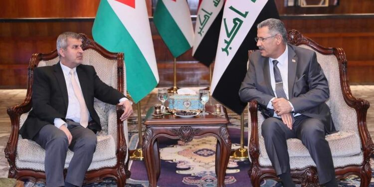 العراق يجدد عقد تزويد الأردن بـ (10 آلاف برميل نفط يومياً)