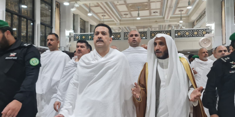 السوداني يؤدي مناسك العمرة في الحرم المكي