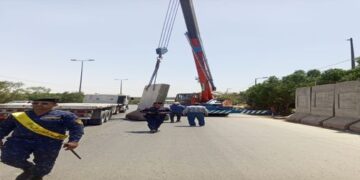 المباشرة برفع الكتل الكونكريتية من مقرين للشرطة والامن الوطني في الاعظمية