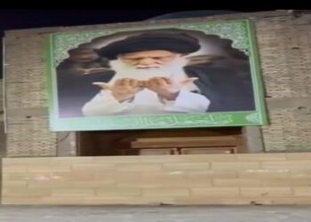مكتب الشهيد الصدر في بغداد يرفع العلم العراقي و “يغلق بابه بالسيراميك”