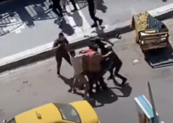 بالفيديو .. متسول يتهجم على شرطي بسكين قرب مول المنصور