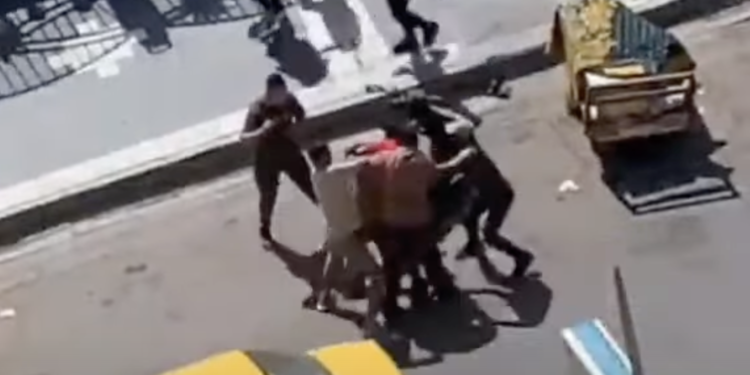 بالفيديو .. متسول يتهجم على شرطي بسكين قرب مول المنصور