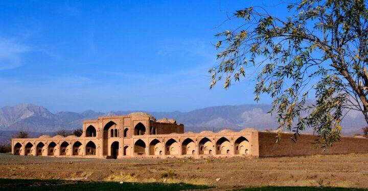 إيران .. عرض مواقع تاريخية وممتلكات حكومية للـ “بيـــع في مزاد على الإنترنت”