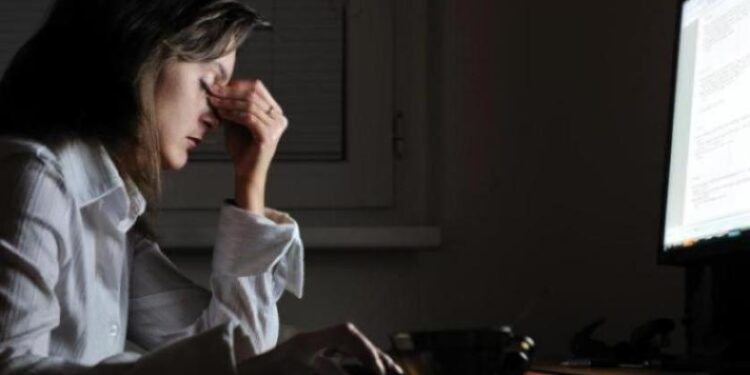 التغطيات الإعلامية تستنزفك نفسياً ,,, 10 نصائح لحماية صحتك العقلية