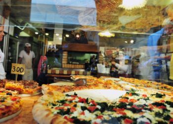(كل الآن وادفع بعد موتك) … شركة بيتزا تقدم عرضاً غريباً لعملائها