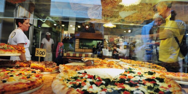 (كل الآن وادفع بعد موتك) … شركة بيتزا تقدم عرضاً غريباً لعملائها