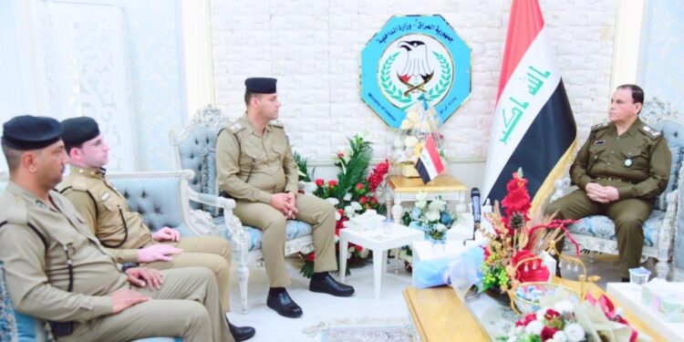 بغداد .. تكريــم طاقم دورية بعد إلقاء القبض على شخص أطلق عيارات نارية