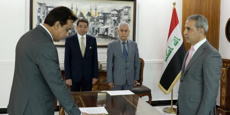 حسين عبدالسادة يؤدي اليمين لعضوية مجلس المفوضين في مفوضية الانتخابات