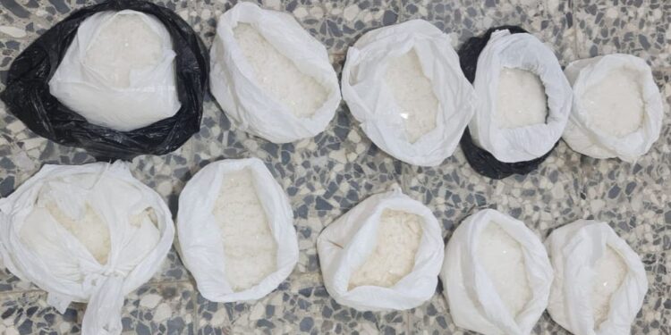 البصرة .. قوة أمنية تشتبك مع تاجر مخدرات وتضبط 10 كيلوغرامات من “الكريستال”