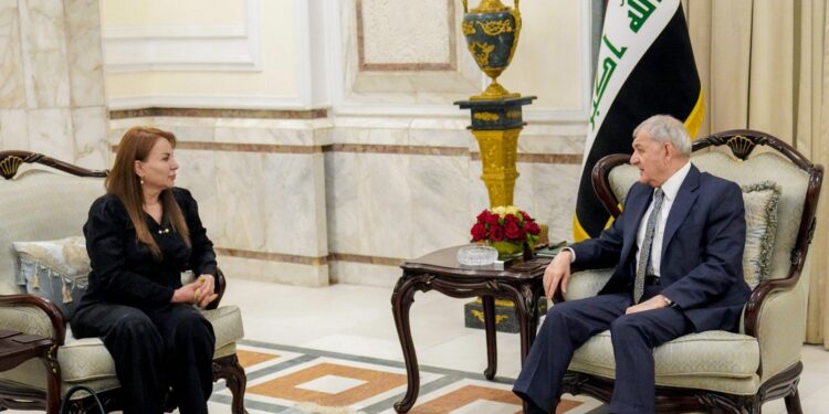 رئيس الجمهورية يشدد على ضرورة “تعزيز العلاقات بين الحكومتين المركزية والإقليم”