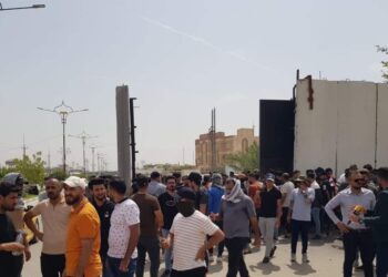 ذي قار .. الخريجون ينظمون تظاهرة أمام ديوان المحافظة