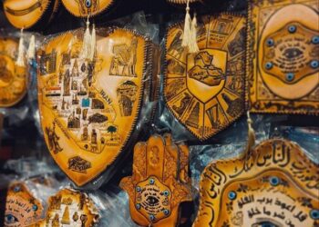 سوق السراجين في العراق … (جلود منقوشة بعبارات الحب والود)