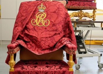 الملك تشارلز يجلس على كرسي صنع قبل 700 عام خلال مراسم تتويجه