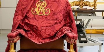 الملك تشارلز يجلس على كرسي صنع قبل 700 عام خلال مراسم تتويجه