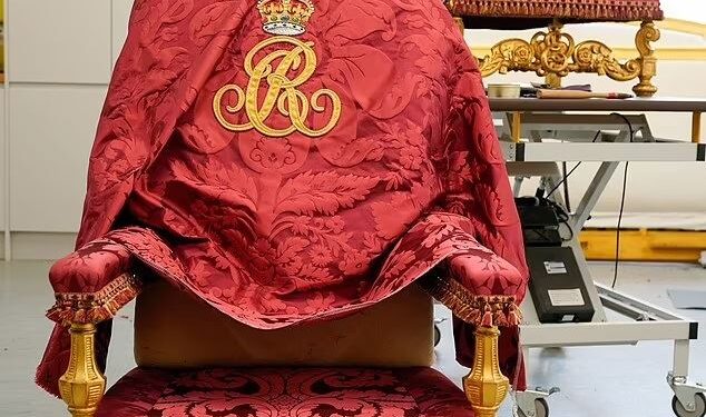 الملك تشارلز يجلس على كرسي صنع قبل 700 عام خلال مراسم تتويجه