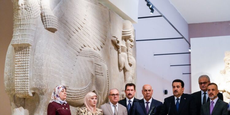 السوداني يزور المتحف العراقي ويطّلع على القطع الأثرية المستردة مؤخرًا