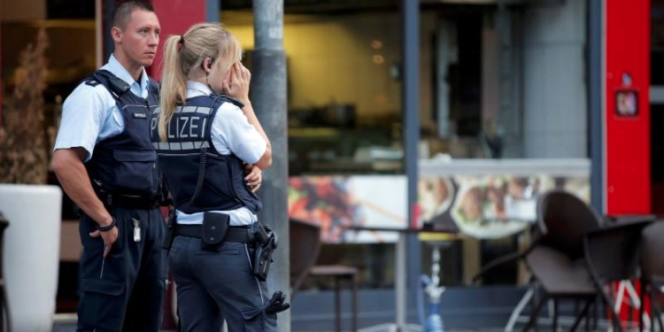 رجل الماني ,, عمره 82 عاماً ويتاجر بـالممنــوعات