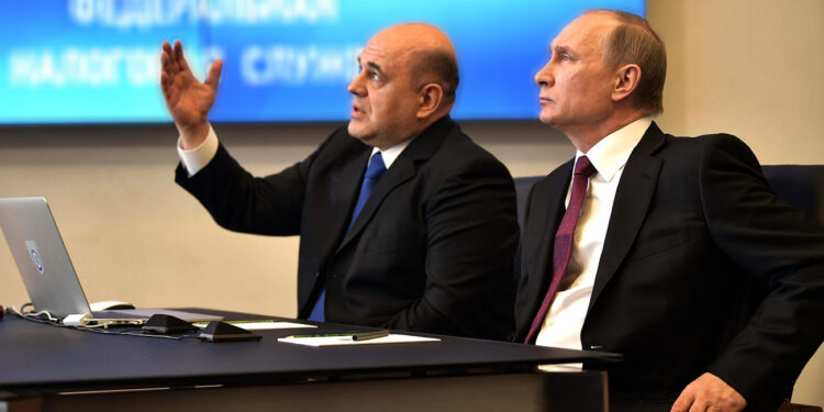 رئيس الوزراء الروسي يفاجأ بــ(ســـحب جهاز لوحي من يده) وإلقائه أرض