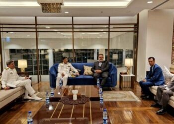 قائد بحرية الجيش الإيراني يصـــل إلى إسلام أباد