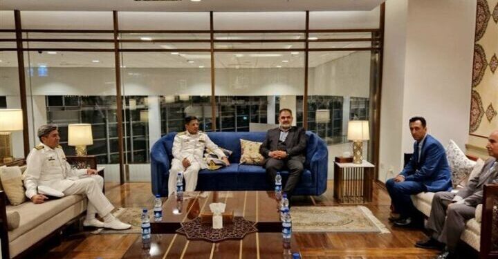 قائد بحرية الجيش الإيراني يصـــل إلى إسلام أباد