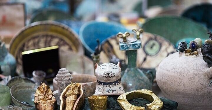 ضبط حمولة تحتوي على (مئات القطع الأثرية) في مطار طهران