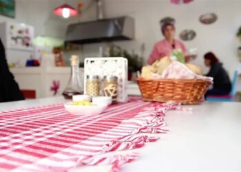 طاهية تخصص طاولة للعزاب في مطعمها لإخراجهم من الشعور بالوحدة