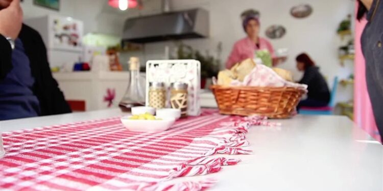 طاهية تخصص طاولة للعزاب في مطعمها لإخراجهم من الشعور بالوحدة