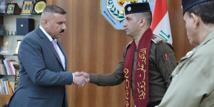 وزير الداخلية يوجه بتكريم منتسب حصل على “بكالوريوس طب”