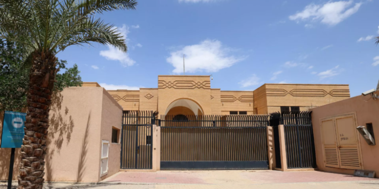 إيران تعيد فتح سفارتها في السعودية بعد قطيعة دبلوماسية لـ7 سنوات يوم غد