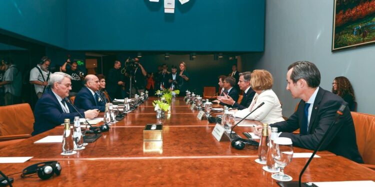 وزير الخارجية العراقي ونظيره الأميركي يبحثان “تعزيز التعاون المشترك”