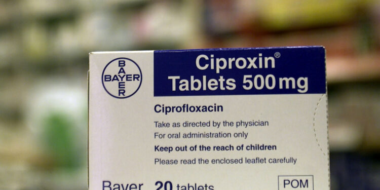 طبيب بريطاني ينهي حياته شنقاً بعد تناوله مضاداً حيوياً له “ارتباط نادر بالانتحــار”