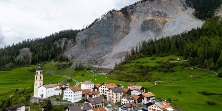 قرية محظوظة تنجو من سحقها بالكامل !