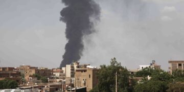 قصف مدفعي يزلزل أرجاء الخرطوم … تواصل المعارك في السودان