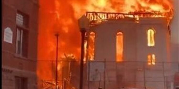 صاعقة تحرق كنيسة تدعم المثليين في أمريكا