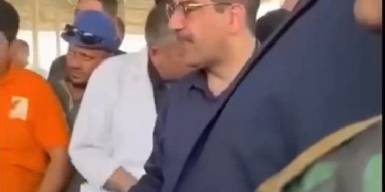 بالفيديو .. تعامل وزرير التجارة بصورة عصبية مع المواطن