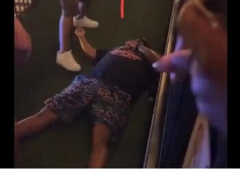 لحظة وفاة مغني أمريكي سقط على ظهره في المسرح