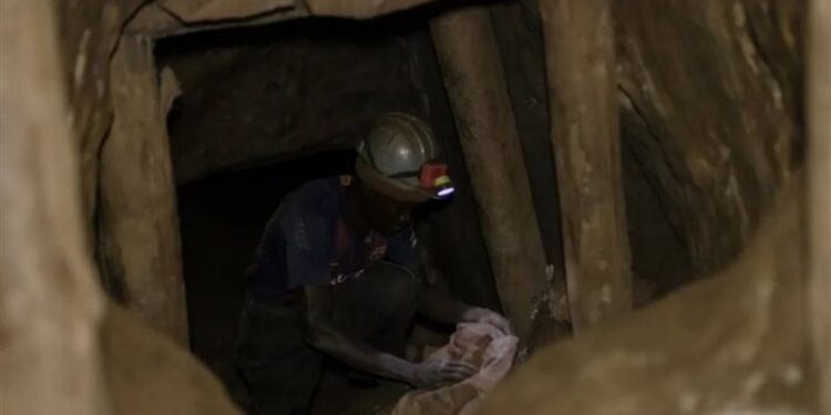 العثور على 30 جثة لعمال مناجم في جنوب أفريقيا