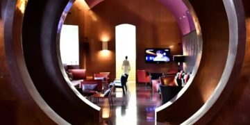 الشرطة الهندية تحقق مع مشتبه به احتال على (فندق خمس نجوم بـ 70 ألف$ ),, حجز ليلة واحدة فأقام عامين مجاناً