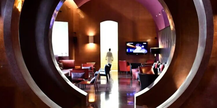 الشرطة الهندية تحقق مع مشتبه به احتال على (فندق خمس نجوم بـ 70 ألف$ ),, حجز ليلة واحدة فأقام عامين مجاناً