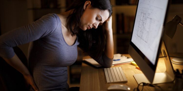 مخاطر الجلوس لساعات طويلة وطرق التغلب عليها