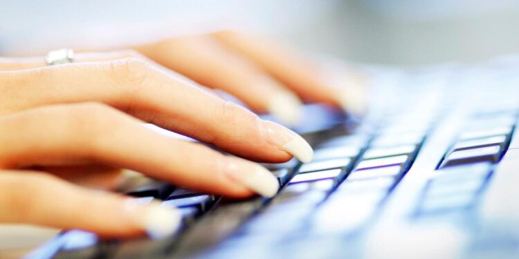 جيل الألفية يجد الإنترنت “منصة عدائية ومربكة” ولا يعتبرها جذابة