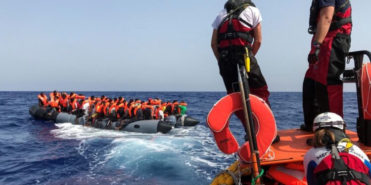 بريطانيا تعتقل مصريا للاشتبـــاه فيه بتهريـــب مهاجرين