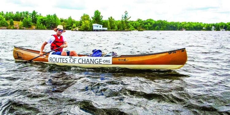 رجل إطفاء يجوب العالم بوسائل نقل غير آلية