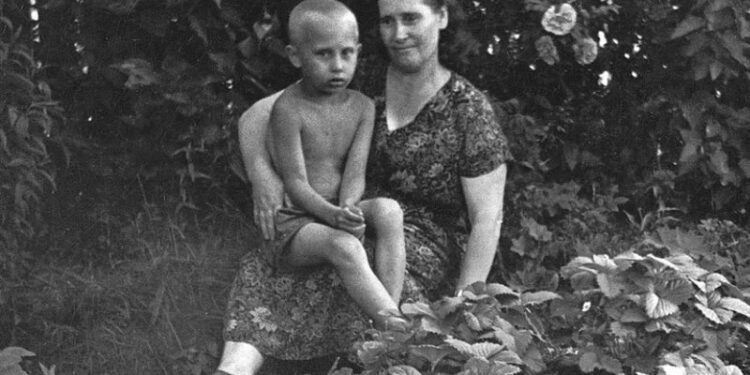 عجوز تزعم أنها والدة الرئيس بوتين الحقيقية