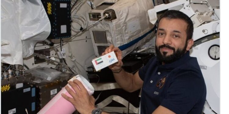 سلطان النيادي يبدأ إنتاج بلورات البروتينات الخاصة بــ”الأدوية في الفضاء”