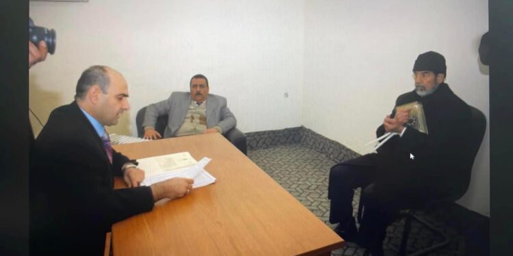 “صورة تعرض لأول مرة “… لحظة إتلاء قرار التمييز بإعدام صدام حسين