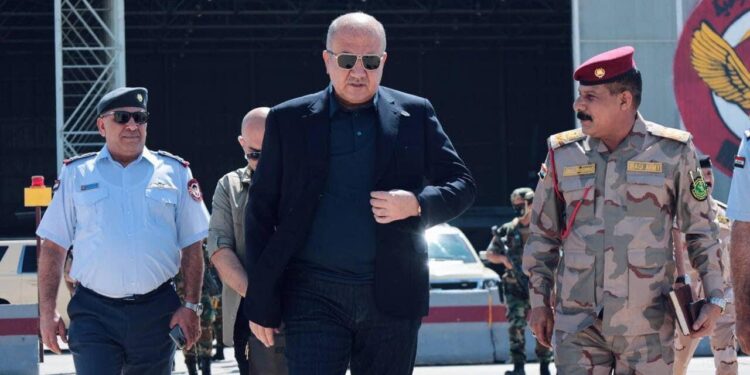 وزير الدفاع يصل الى قيادة عمليات نينوى